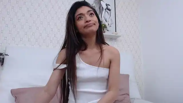 Emliesaenz – [Xlovecam] Perfect Body Webcam Model Hot Babe Strips – 2025-12-12 08:26:54