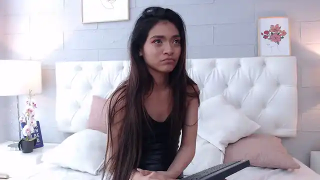 Emliesaenz – [Xlovecam] Hidden Art Cam Clip – 2025-10-04 09:10:39