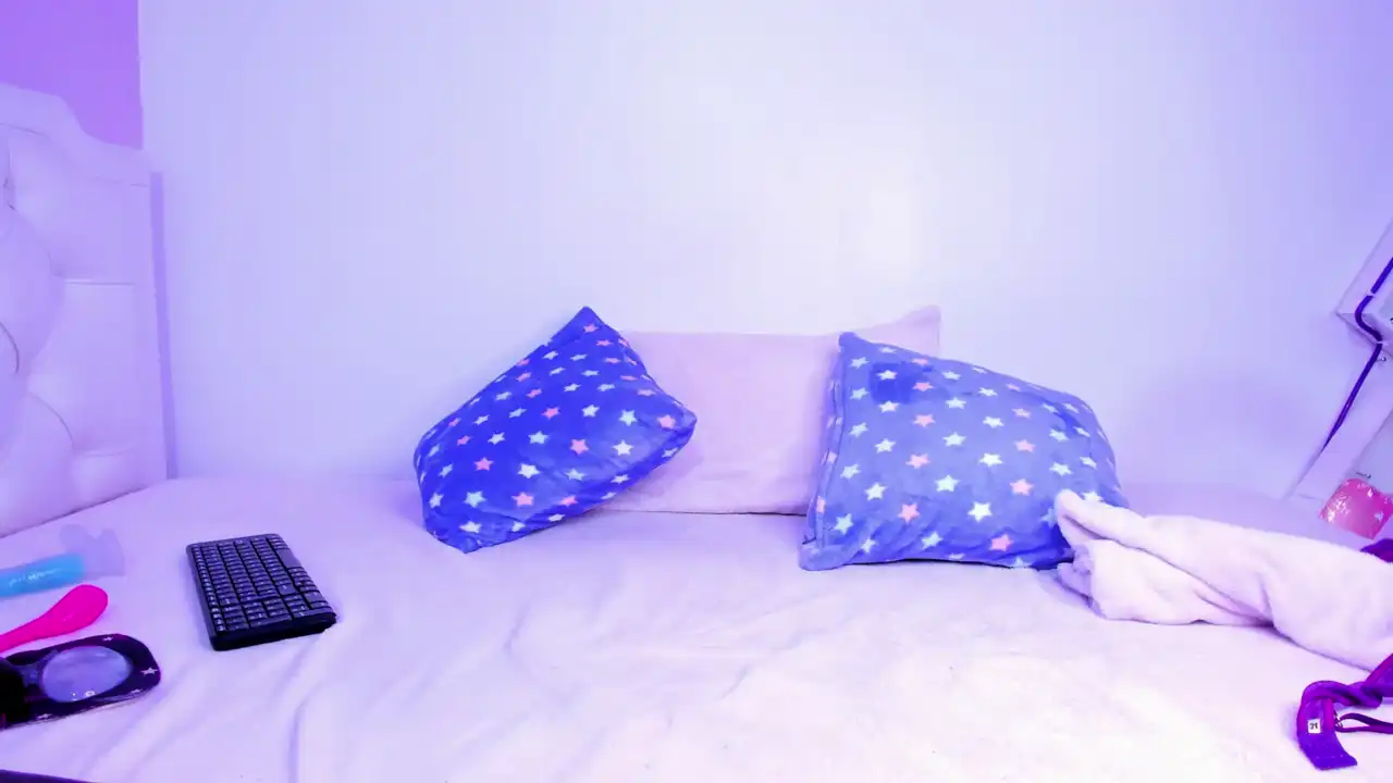 Lucianataylor – [Xlovecam] Fucks Herself Camera Amateur – 2025-11-04 19:01:24