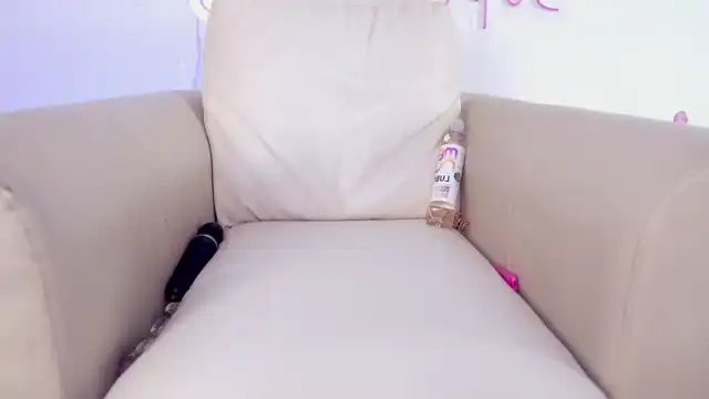 Nariseoul – [Myfreecams] Rubbing Pussy Twerking Natural Body – 2025-07-22 11:21:15