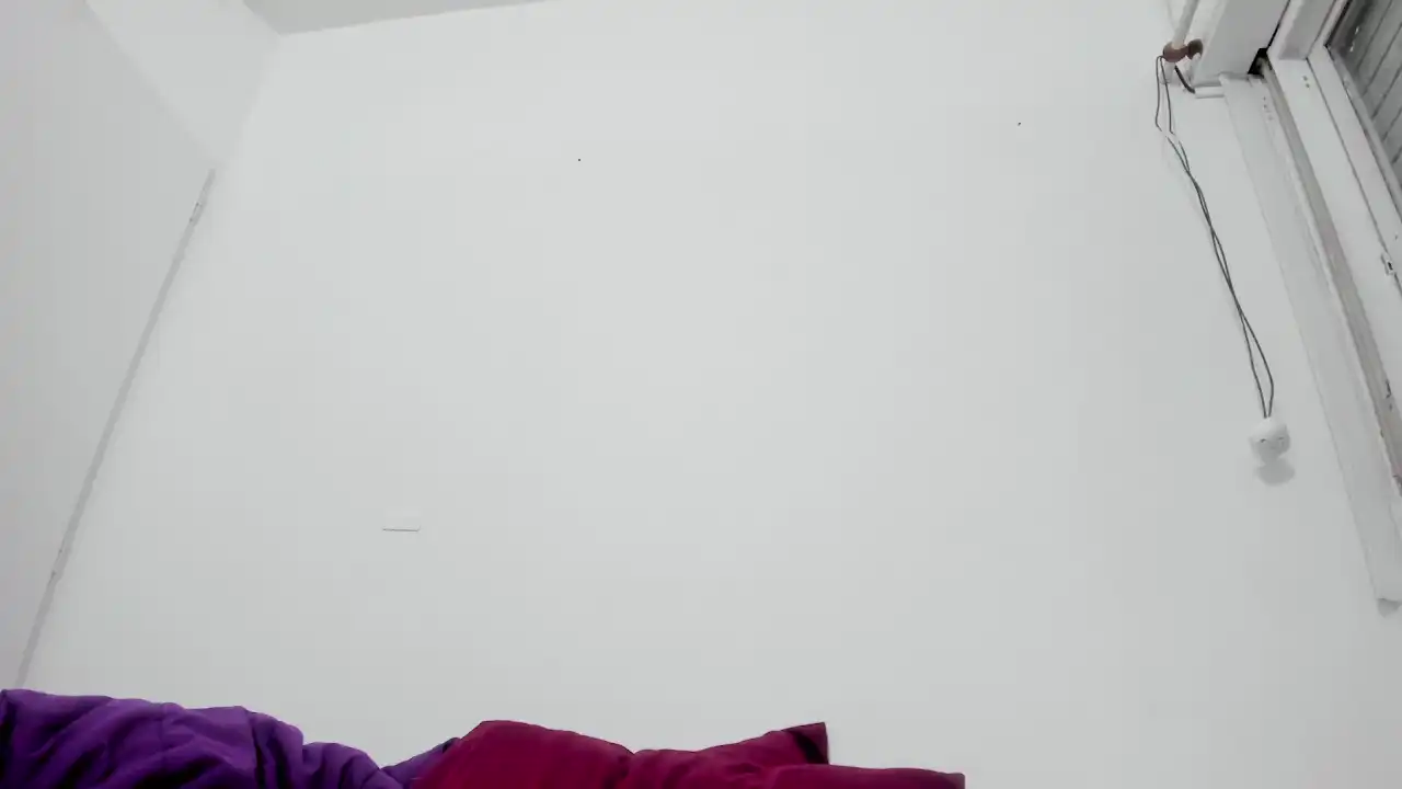 Wendybeckett – [Xlovecam] Licking Horny Cam Show – 2025-09-26 07:32:41